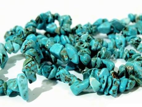 Náhrdelník zlomky minerálu tyrkenit tyrkysový,