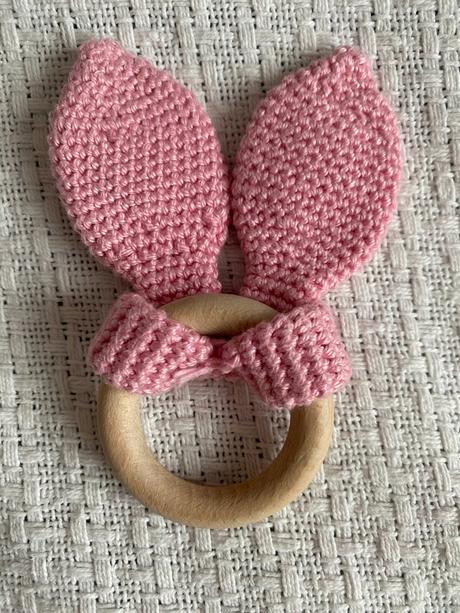 Ručně/doma háčkované kousátko králičí uši, růžové, 