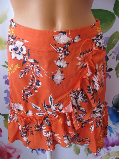 Oranžová letní mini sukně s květy a volánky, 36