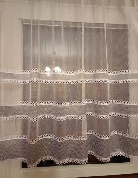 Krásná bílá záclona se šedým pruhem, 