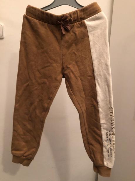 Hnědé tepláky s lemy, tkanička, 110