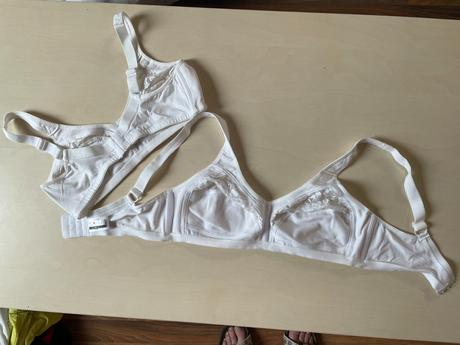 Nová, 2 kusy podprsenka, 85c, možná spíše 85/b, bo, xl / xxl