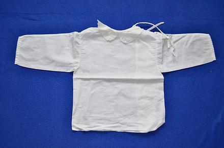 Kojenecká košilka, 62