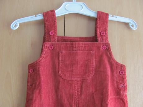 Červené manšestrové šaty, 122