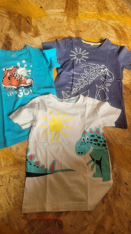 Trička, tepláky a džíny, 122–134