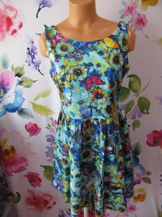 Letní barevné šaty s květy a motýlky, l
