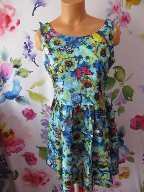 Letní barevné šaty s květy a motýlky, l