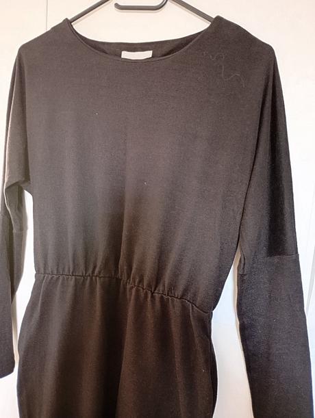 Pletené černé šaty s vyúžením pasu a kapsami, gate,36