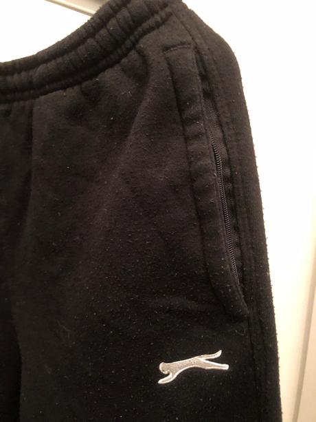 Černé tepláky s kapsami a tkanicí, 152