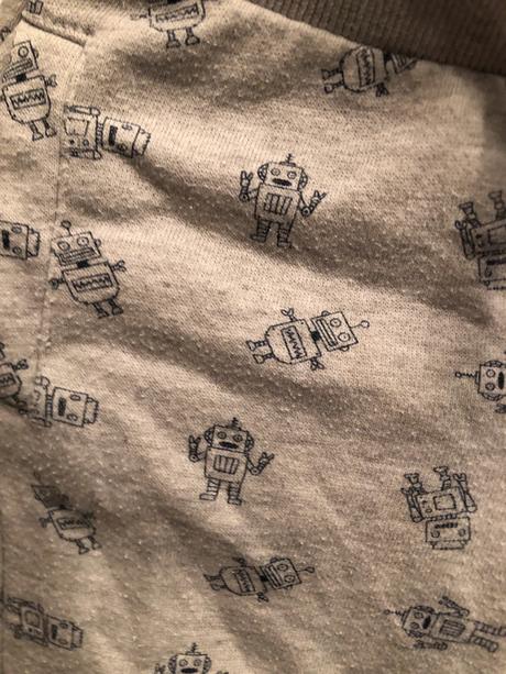 Šedé tepláčky s roboty, 92