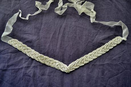 Dlouhý ozdobný pásek,