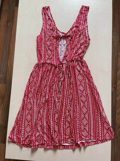 Šaty vzorek s průstřihem zad, vel m, fb sister, m