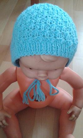 Čepička ručně pletená - světle modrá, 74