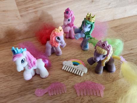 Figurky poníků s česacím ohonem,