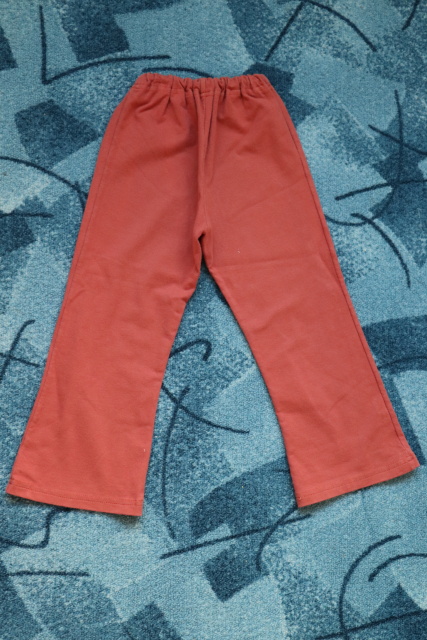 Jednoduché holčičí tepláky do zvonu, 86