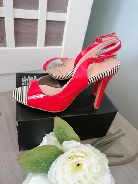 Červené sandály, 36