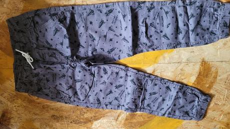 2 x tepláky, 2 x pláťáky a pantofle, 104–116