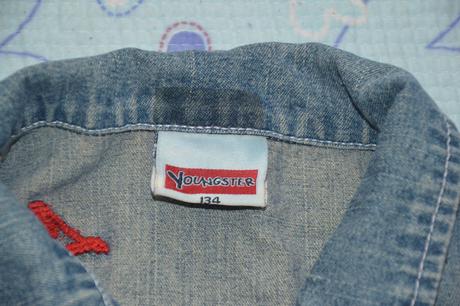 134 džínová vesta s červenou výšivkou, 134