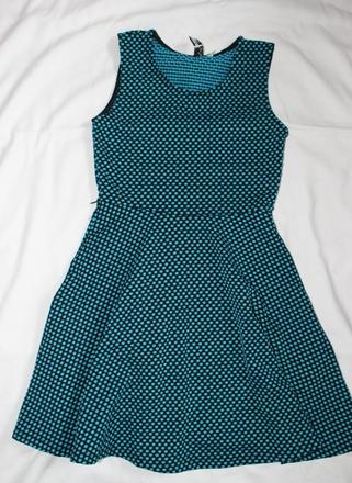 Po26. zajímavé dívčí šaty, 9-10 let, zn. yd, 140
