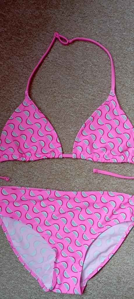 Neonové růžové plavky, 