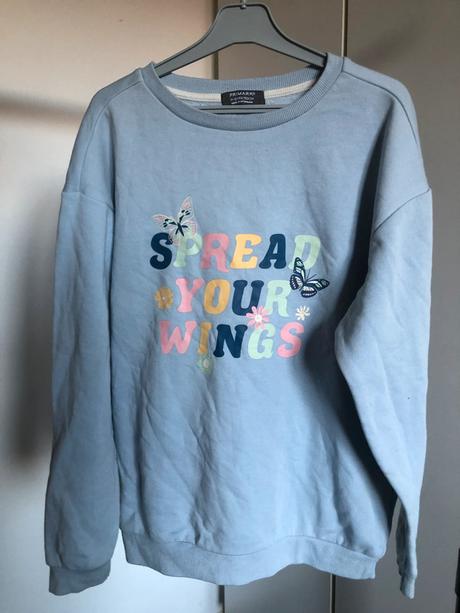 Modrá mikina s nápisem, 152