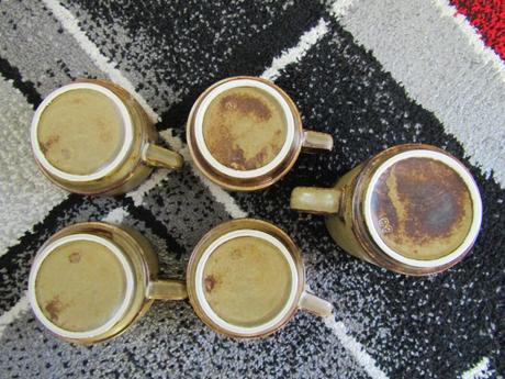 Keramický set- 4 x keramické hrníčky + mléčenka,