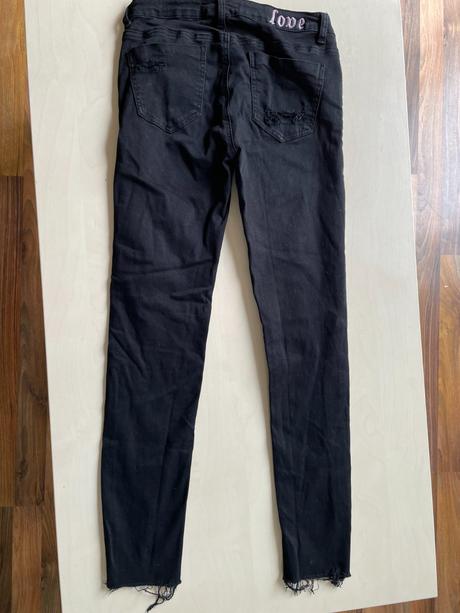 Džíny s nápisem love, vel m spíše pro s, tally wei, tally weijl,s