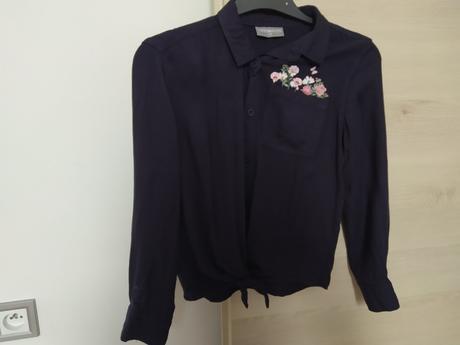 Černé košile s květy, 140