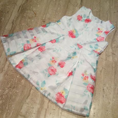 Slavnostní šaty s růžičkami, 86