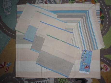 Ubrus na stůl obdélníkový + 4 ubrousky obdélník.,