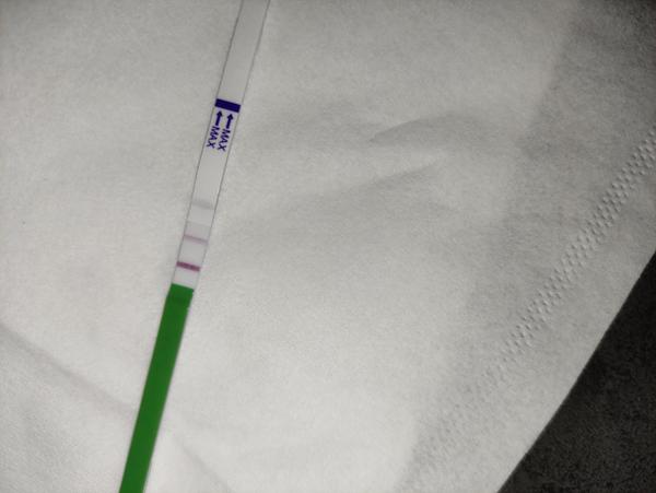 Ovulační test 8.dpo. Je tato čárka běžná?