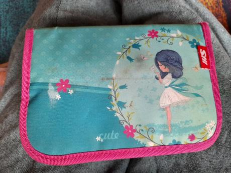 Penál still pro holčičku používaný,