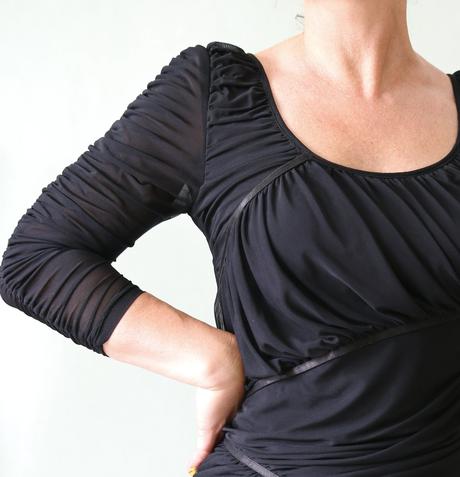 Řasené minišaty s průsvitnými rukávy cotton club v, l