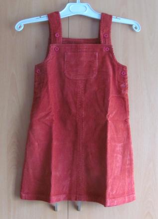 Červené manšestrové šaty, 122