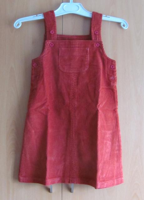 Červené manšestrové šaty, 122