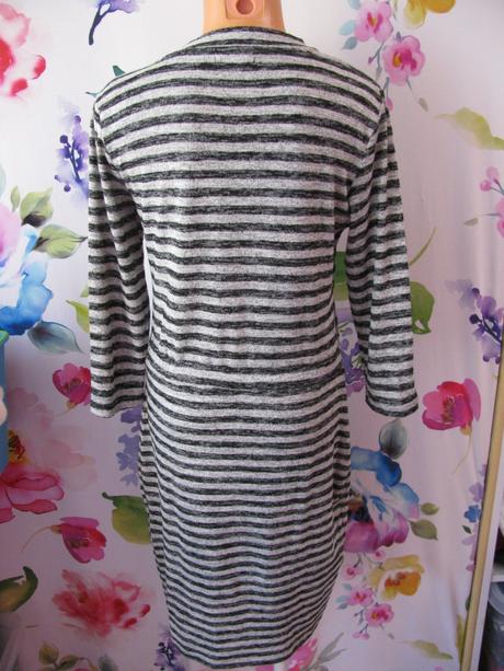 Sportovní pružné teplejší černo šedé šaty, 38