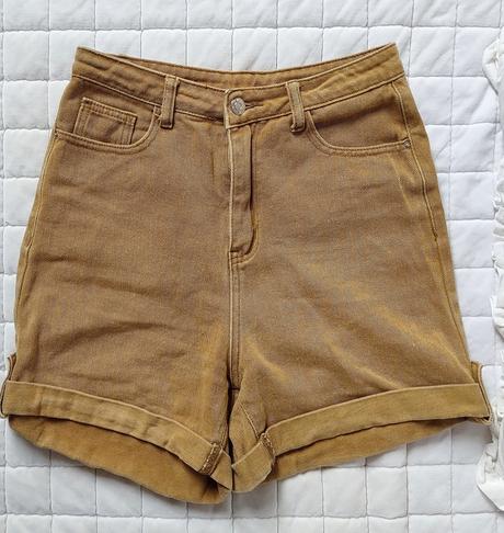 Kraťasy pískové barvy, s