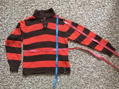 Hnědo-oranzově prouhovaný svetr (vel. 134/140), 134