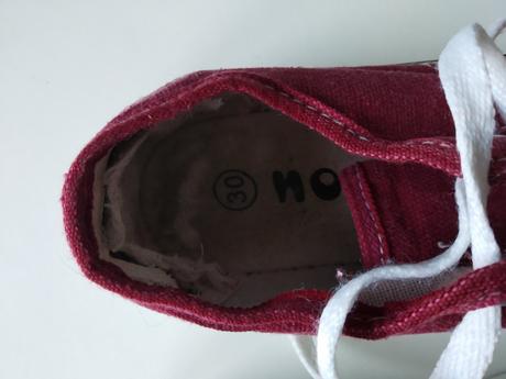 Vínové tenisky, 30