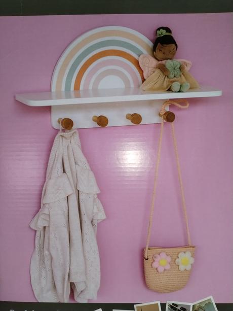 Dřevěný dívčí nástěnný věšák nový,