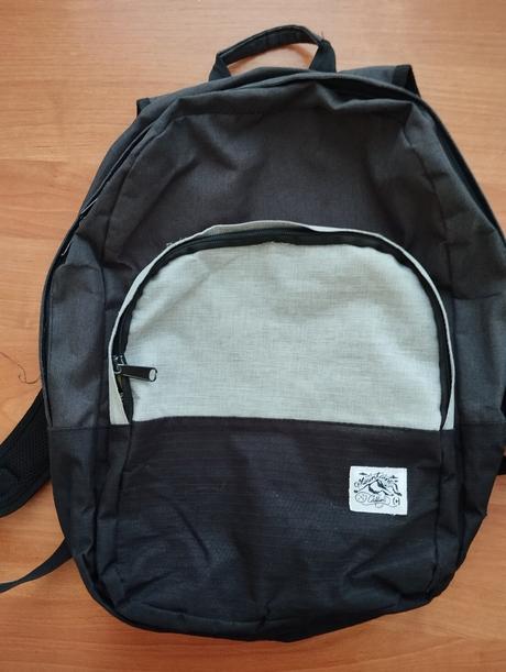 Batohy na záda i přes rameno, 150 kč za kus, loap