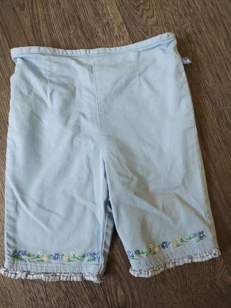 Kraťasy na hubenou holčičku, 74