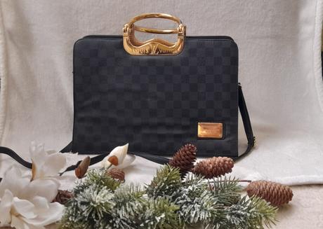 Elegantní kabelka se zlatými doplňky, 