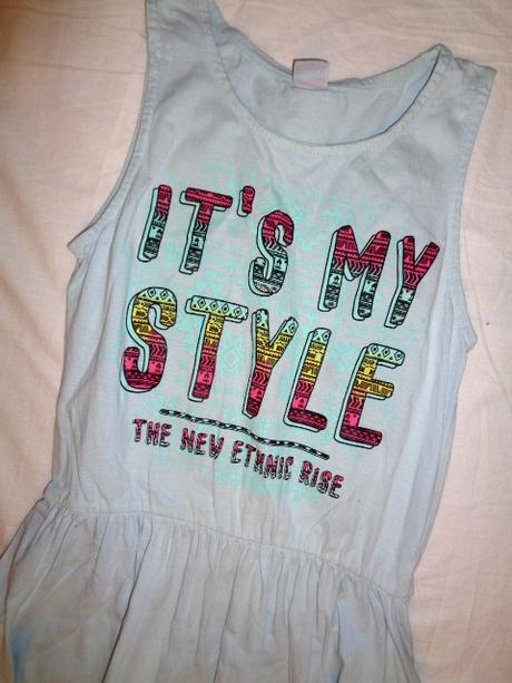 Pěkné modré šaty s nápisem, 170