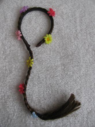 Čelenka s copem a kytičkami,