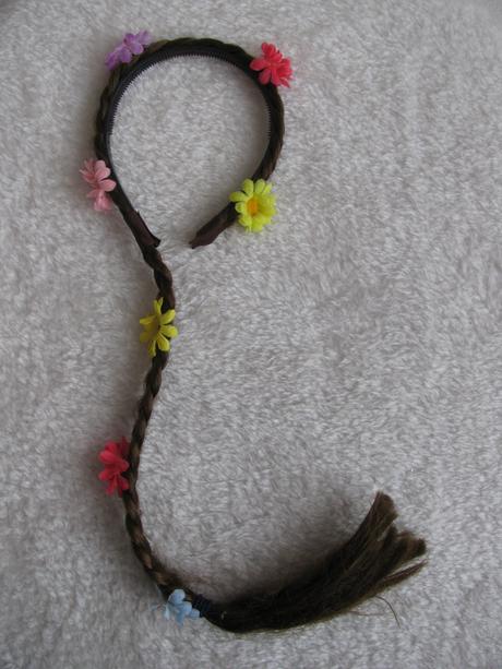 Čelenka s copem a kytičkami, 