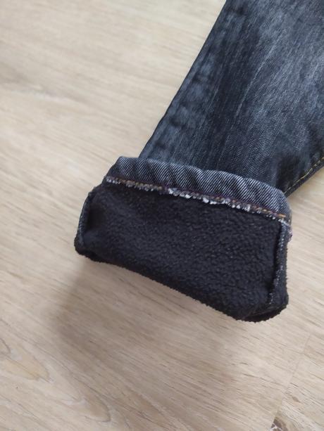 Černé zateplené rifle, 134