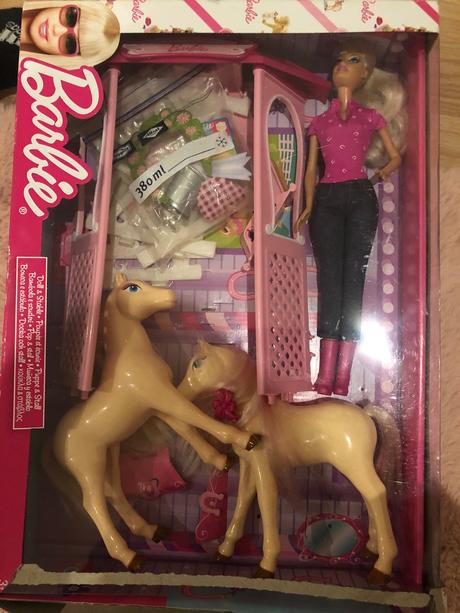Staj s barbie, 2 kone a doplnky, 