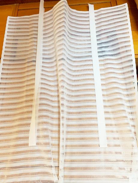 Záclonka se stuhou na zavázání, 