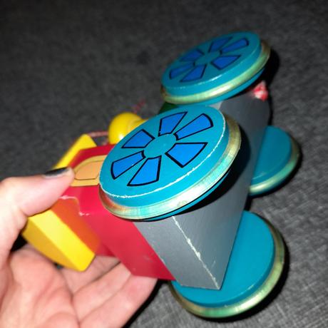 Dřevěná barevná tahací mašinka, vláček,